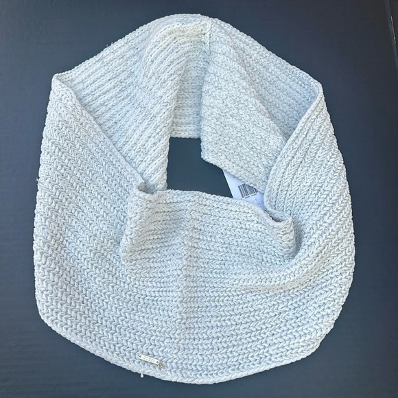 New GUESS Women’s 🧣 Scarf - Picture 2 of 8